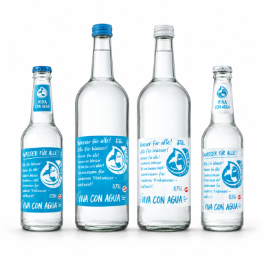 Viva con Agua · leise & laut Viva con Agua Mineralwasserflaschen auf weißem Hintergrund